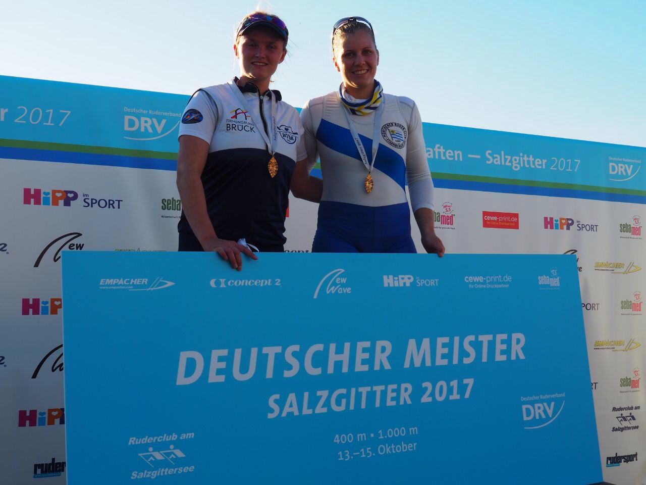 Foto(c)rü:  Luisa Neerschulte und Constanze Duell bei der Siegerehrung zur Deutschen Meisterschaft im Doppelzweier #2